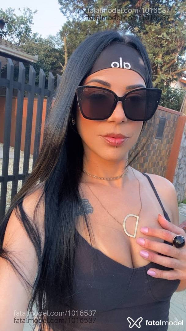 Acompanhante mulher morena (o) de olhos castanhos - Lívia