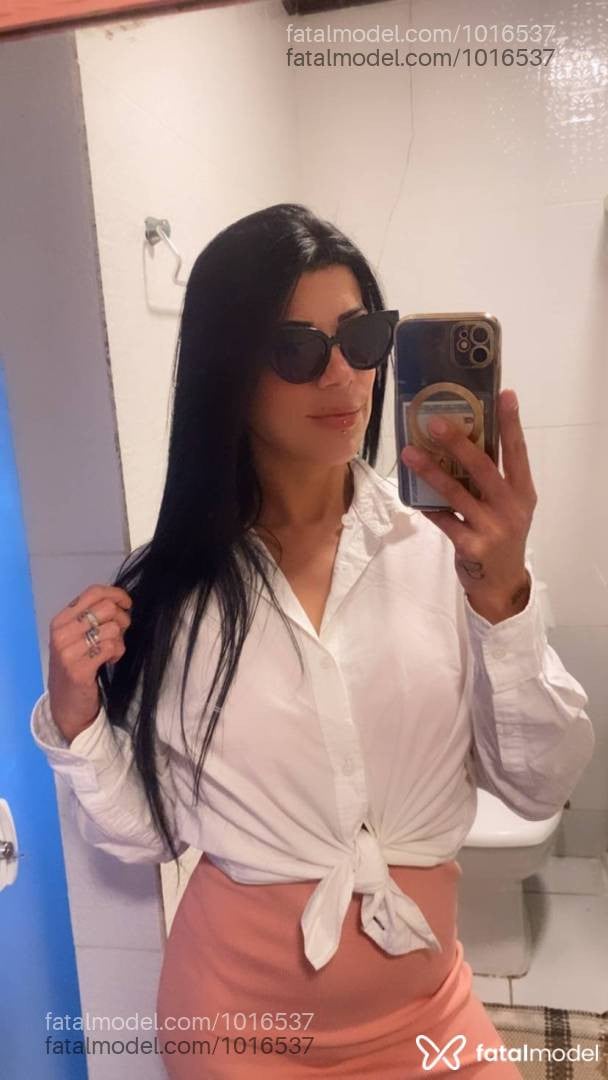 Acompanhante mulher morena (o) de olhos castanhos - Lívia