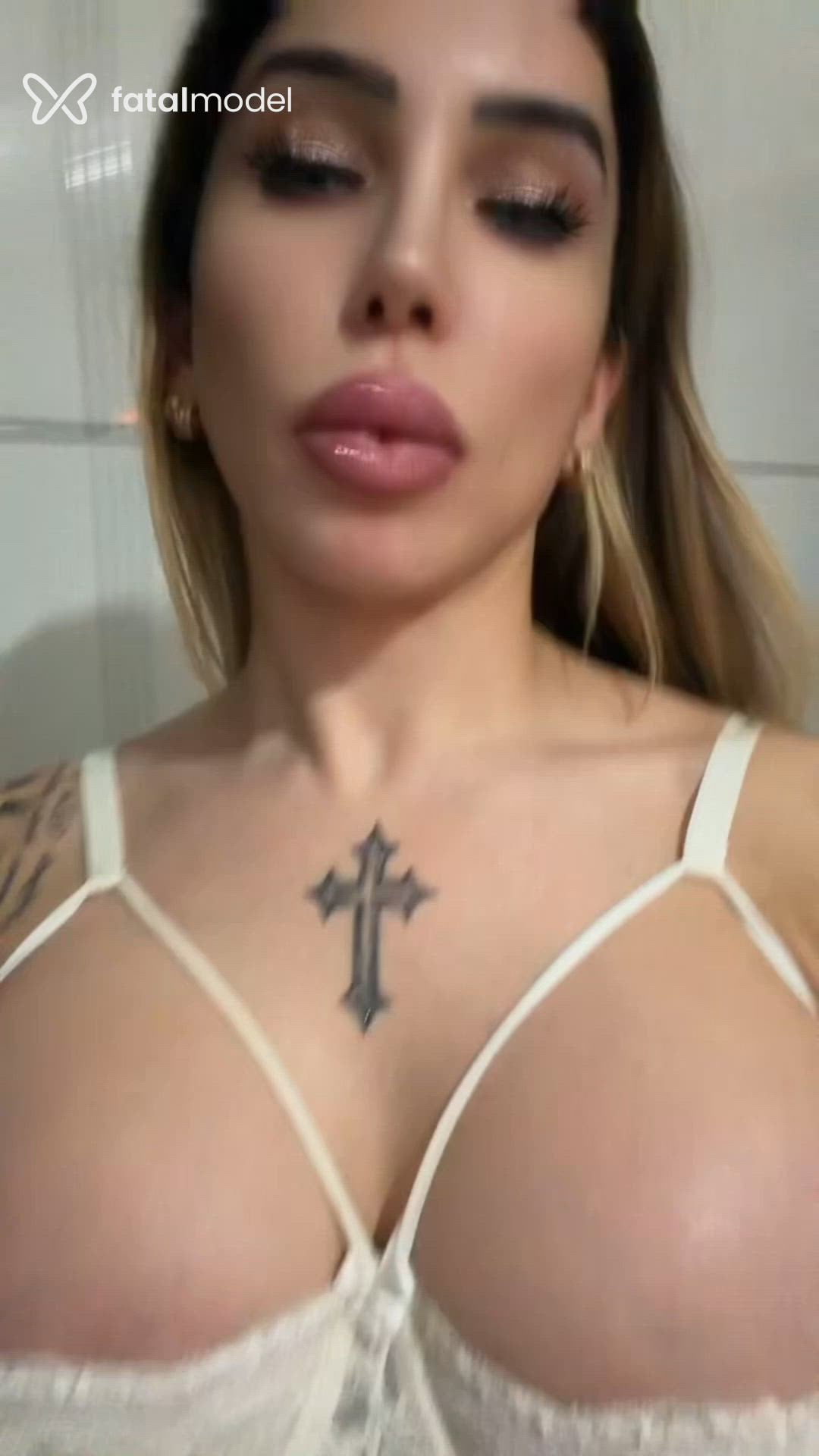 Acompanhante travesti loira (o) de olhos azuis - Geisa Lopes