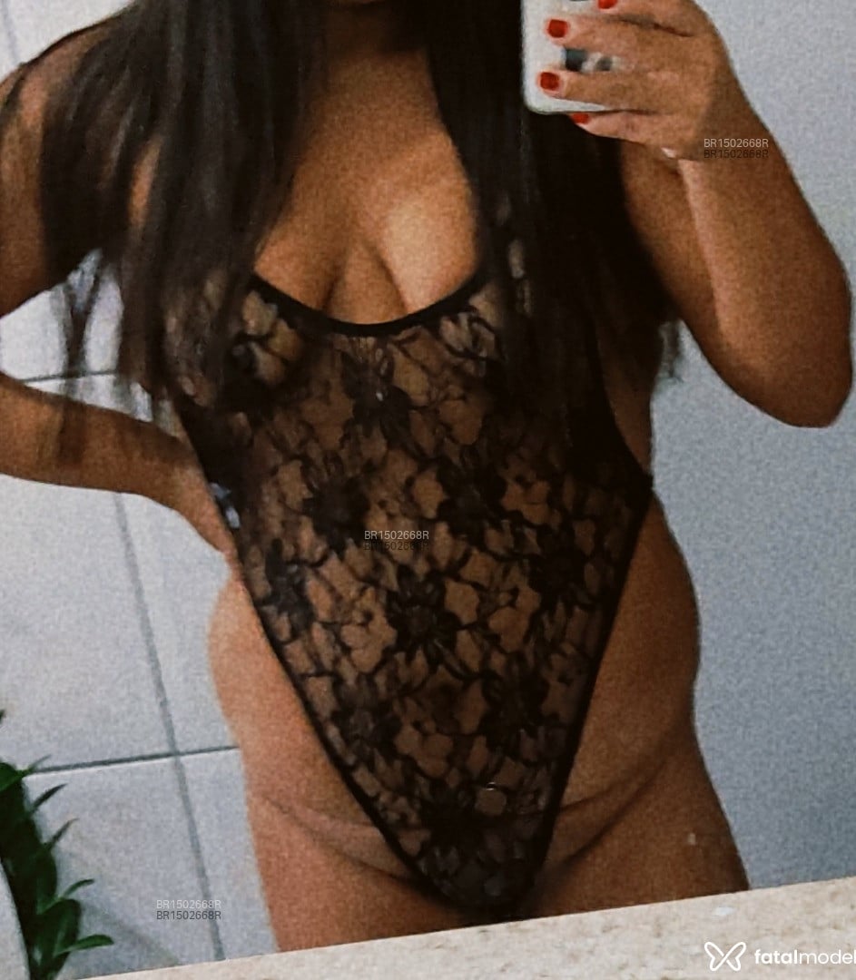 Acompanhante mulher com cabelo castanho de olhos castanhos em Navegantes - LIIIS