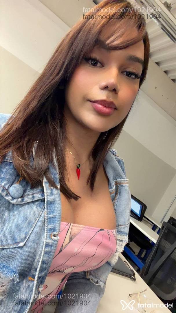Acompanhante mulher trans com cabelo castanho de olhos castanhos - Yuna Mesquitta