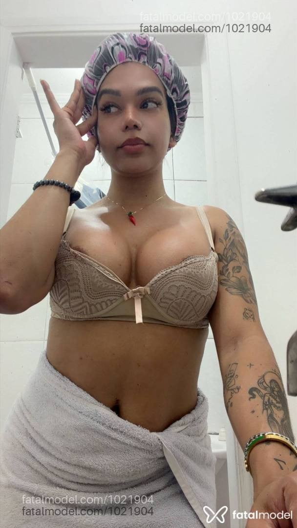 Acompanhante mulher trans com cabelo castanho de olhos castanhos - Yuna Mesquitta