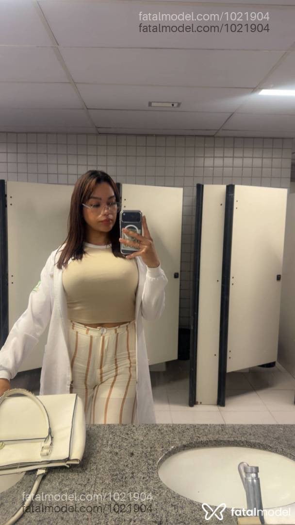 Acompanhante mulher trans com cabelo castanho de olhos castanhos - Yuna Mesquitta