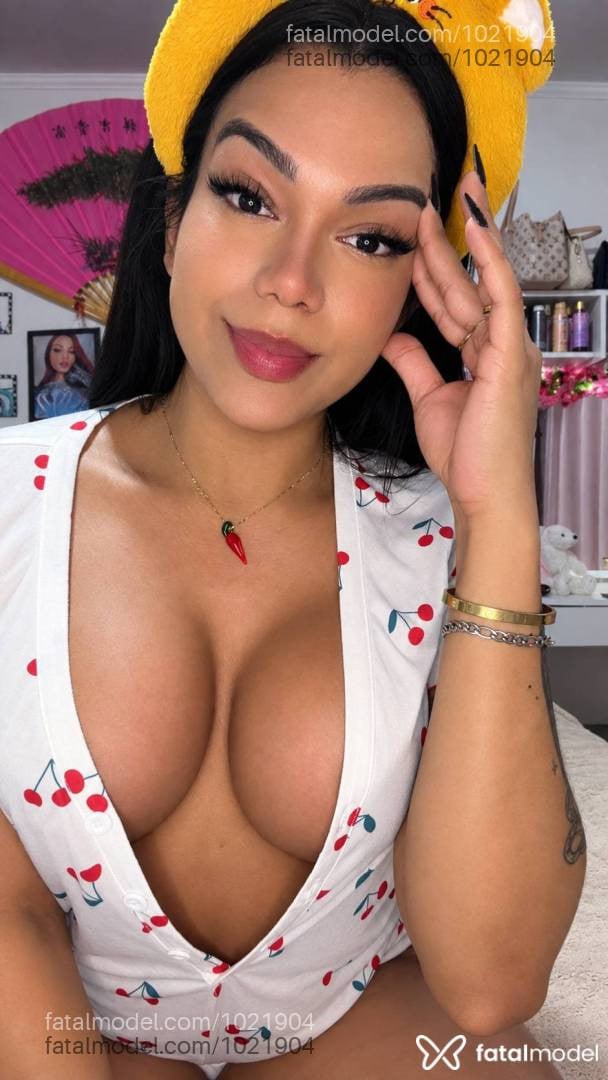 Acompanhante mulher trans com cabelo castanho de olhos castanhos - Yuna Mesquitta