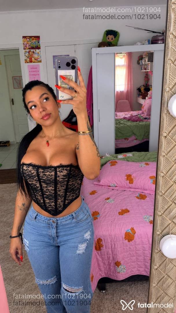 Acompanhante mulher trans com cabelo castanho de olhos castanhos - Yuna Mesquitta