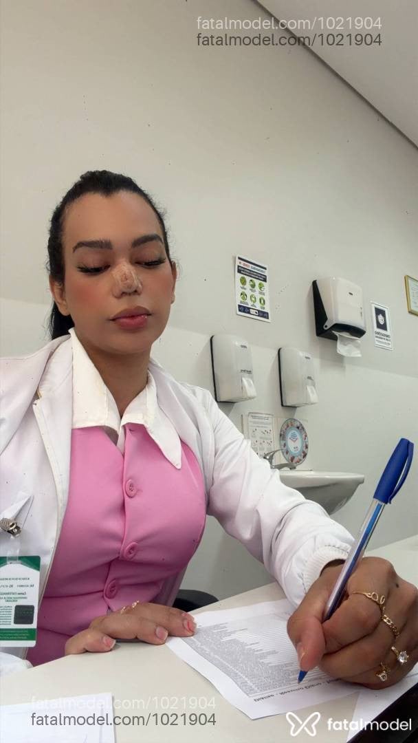 Acompanhante mulher trans com cabelo castanho de olhos castanhos - Yuna Mesquitta