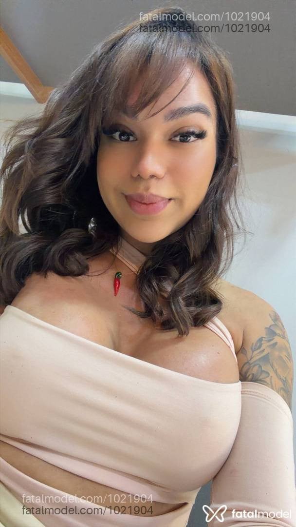 Acompanhante mulher trans com cabelo castanho de olhos castanhos - Yuna Mesquitta