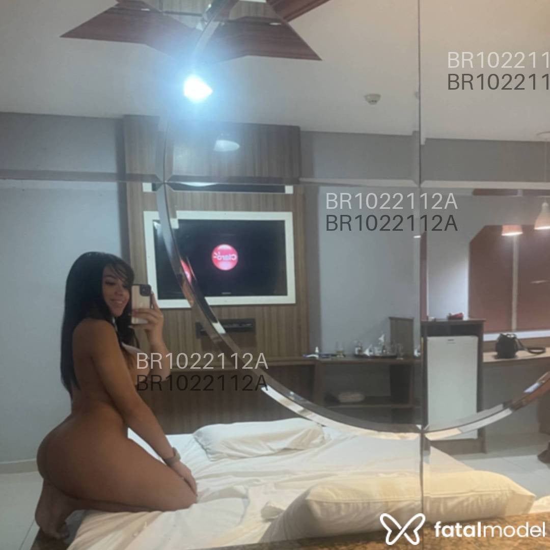 Acompanhante mulher trans com cabelo castanho de olhos mel em Cuiabá - Giovana