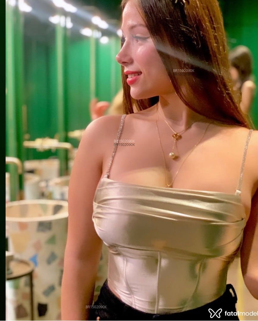 Acompanhante mulher com cabelo castanho de olhos castanhos em Videira Acompanhante mulher com cabelo castanho de olhos castanhos em Videira - Rafaela