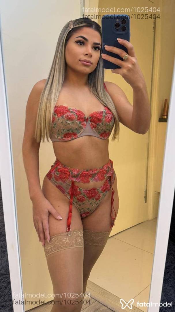 Acompanhante mulher loira (o) de olhos castanhos - Carla