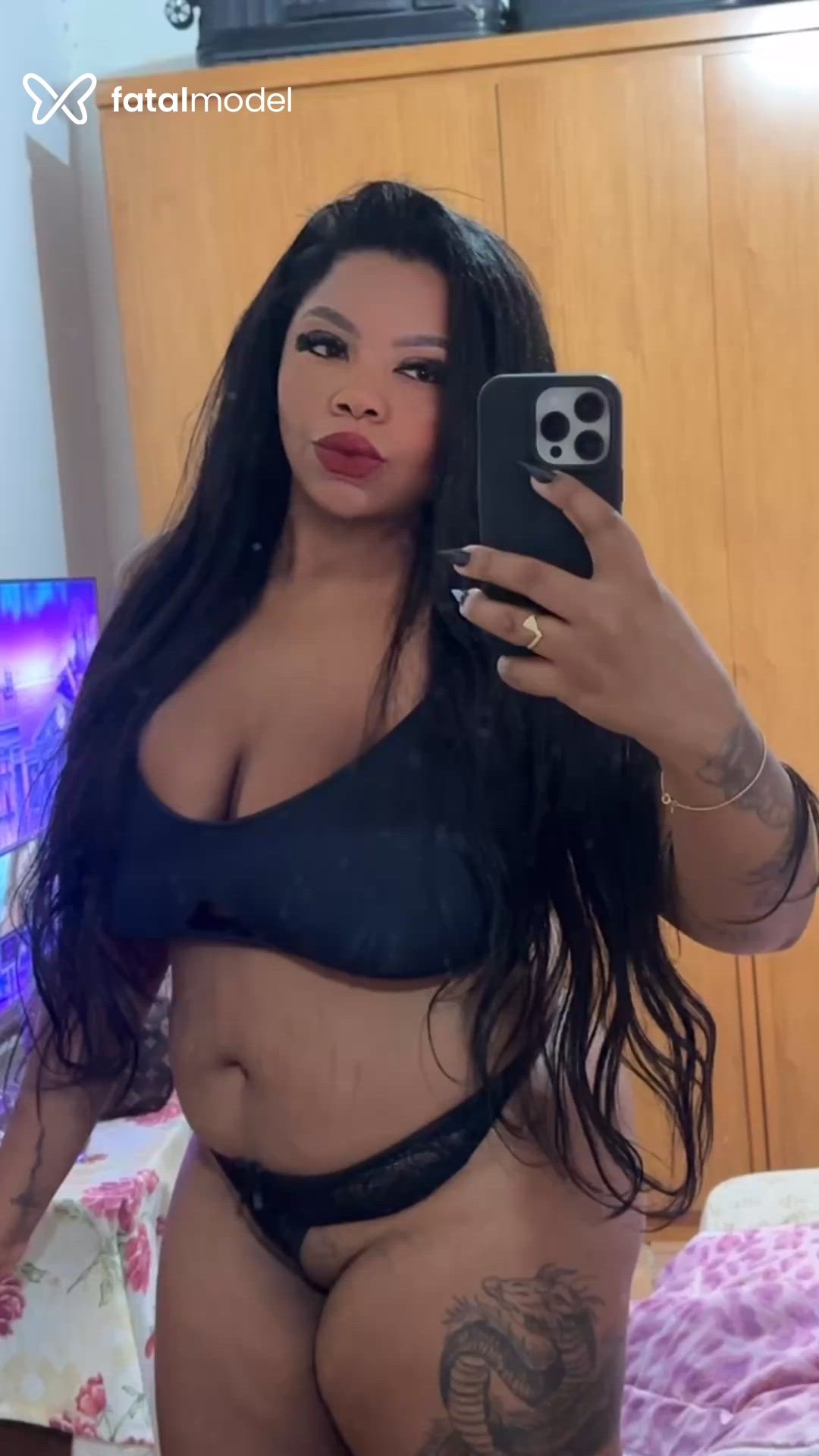 Acompanhante mulher com cabelo castanho de olhos castanhos - Alana