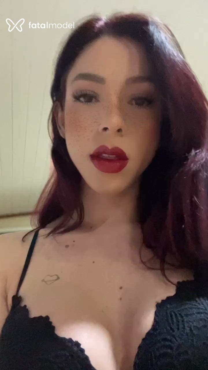 Acompanhante mulher trans com cabelo castanho de olhos castanhos - Leticia Mamede
