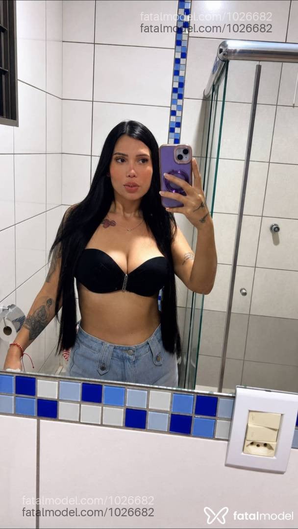 Acompanhante mulher com cabelo castanho de olhos mel - Débora Castro