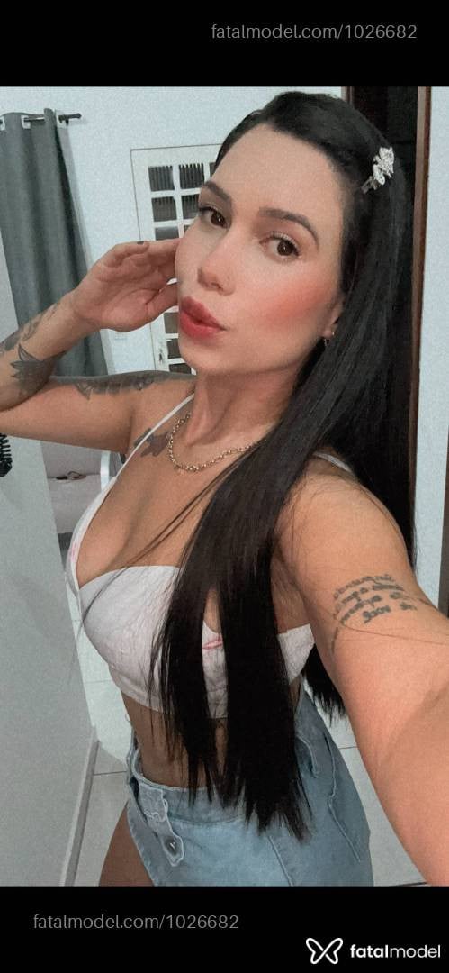Acompanhante mulher com cabelo castanho de olhos mel - Débora Castro