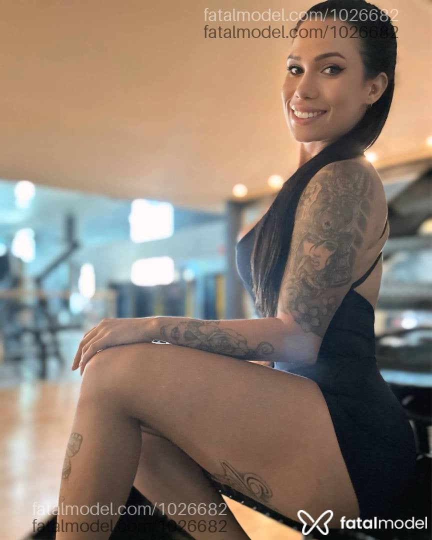 Acompanhante mulher com cabelo castanho de olhos mel - Maya Duarte