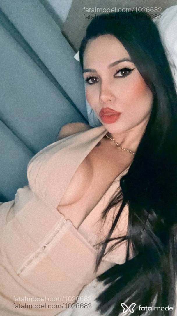 Acompanhante mulher com cabelo castanho de olhos mel em Umuarama - Débora Castro
