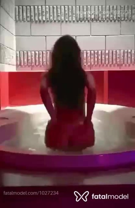 Acompanhante mulher com cabelo castanho de olhos azuis em Porto Alegre - Leticia Demie