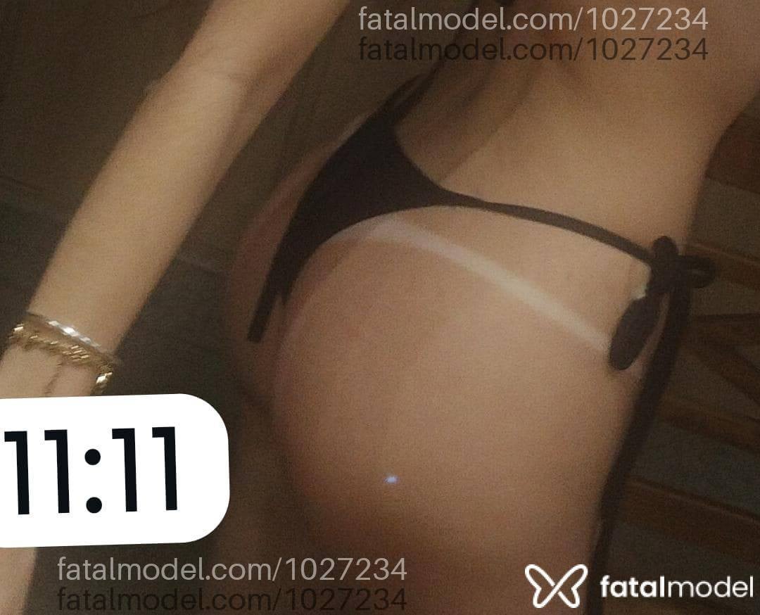Acompanhante mulher com cabelo castanho de olhos azuis - Leticia Demie