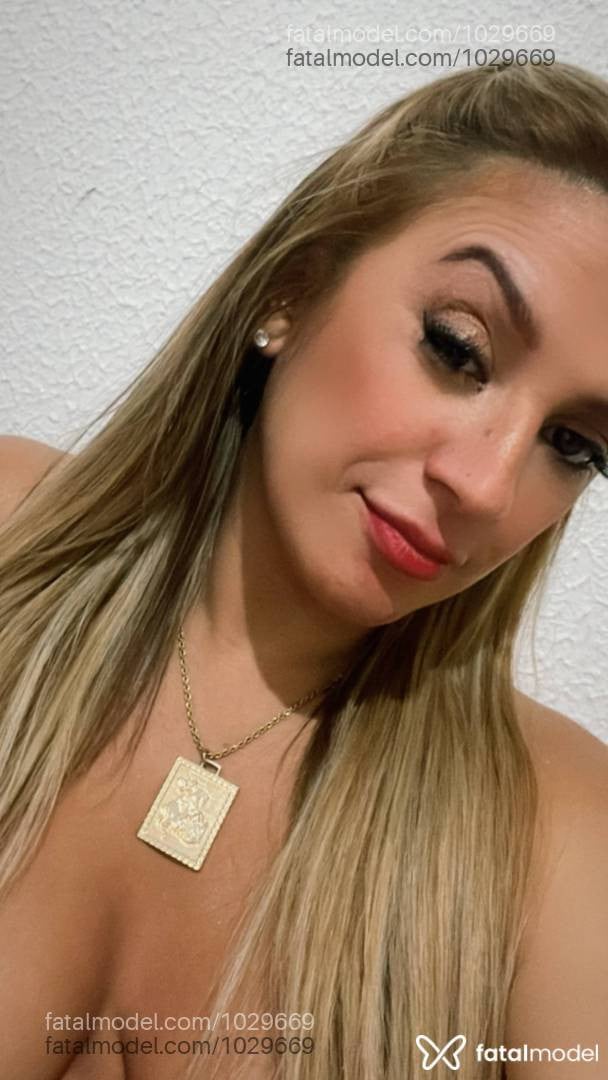 Acompanhante mulher loira (o) de olhos castanhos em Itapema - Kariny Rodrigues