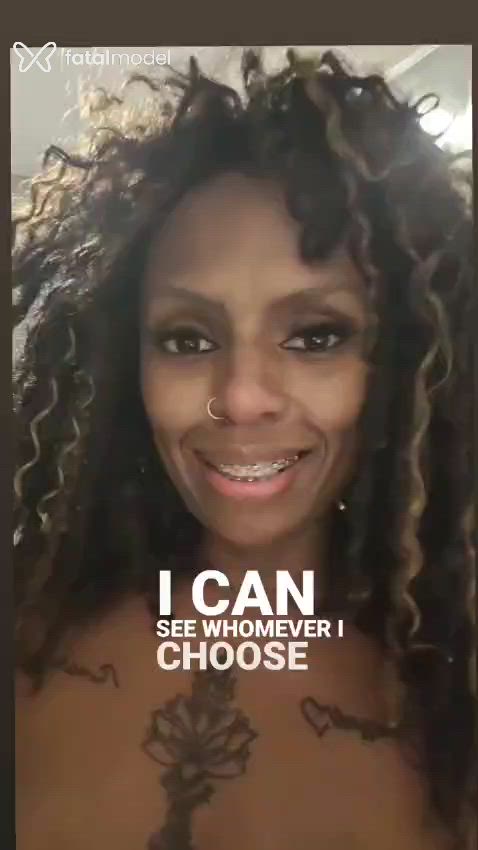 Acompanhante mulher com cabelo colorido de olhos castanhos - Morena flor