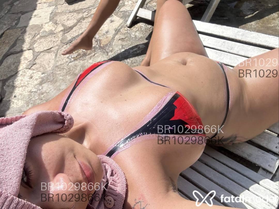 Acompanhante mulher com cabelo castanho de olhos mel - Mirella
