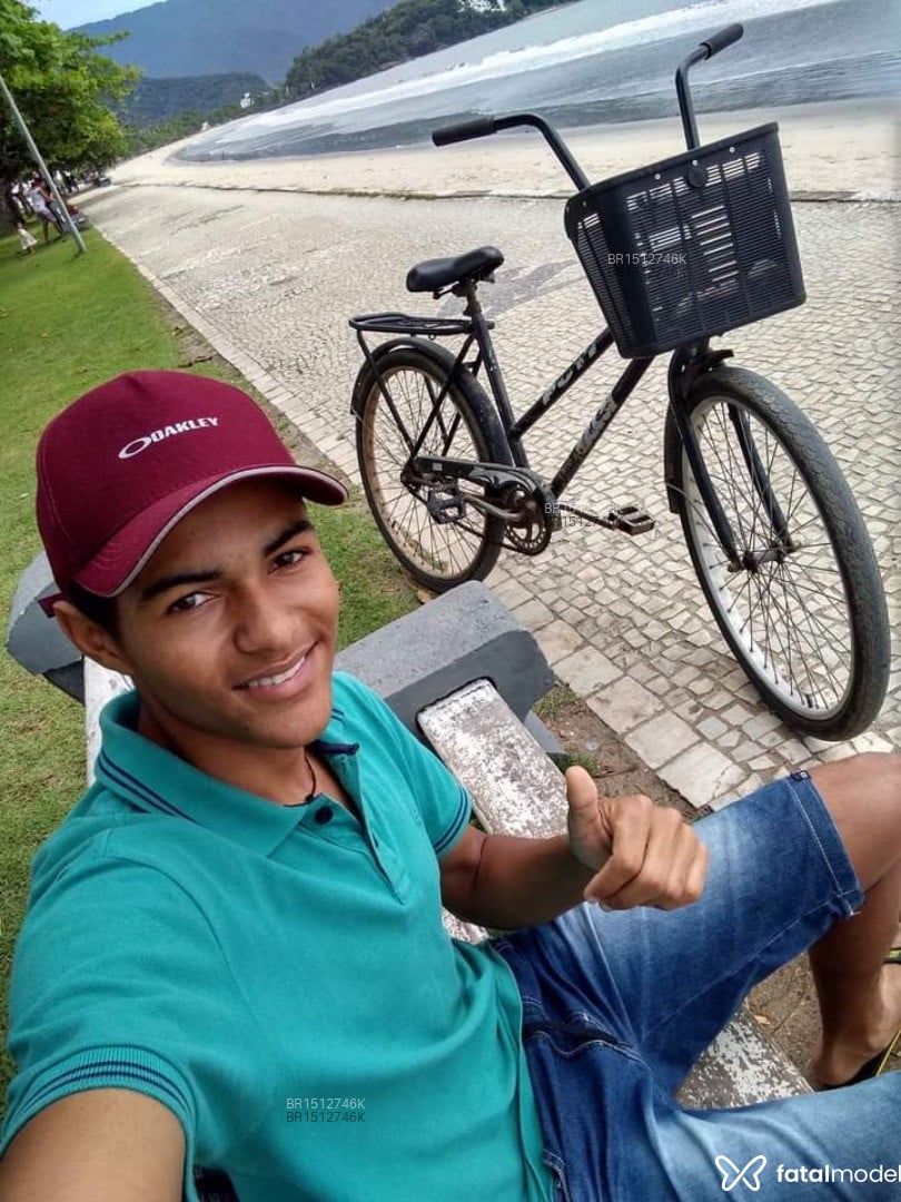 Acompanhante homem com cabelo grisalho de olhos castanhos em Nova Serrana Acompanhante homem com cabelo grisalho de olhos castanhos em Nova Serrana - Daniel Ferreira