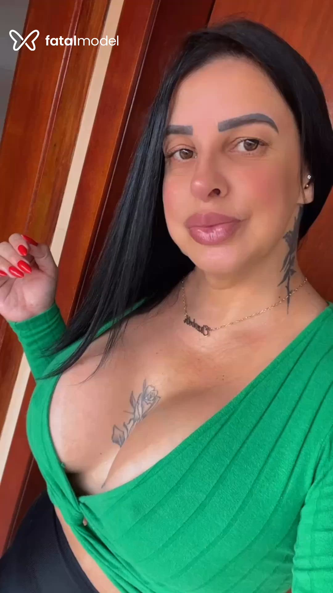 Acompanhante mulher com cabelo castanho de olhos mel - Betina Acompanhante mulher com cabelo castanho de olhos mel - Betina