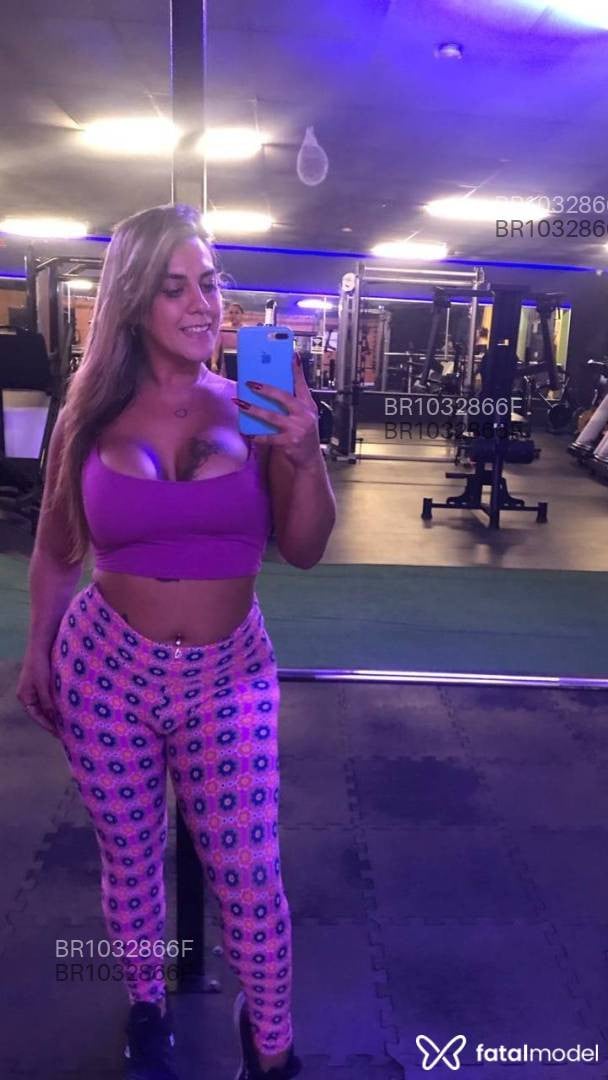 Acompanhante mulher trans loira (o) de olhos castanhos - Rebeca Delmont