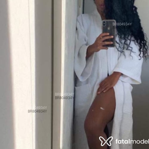 Acompanhante mulher com cabelo castanho de olhos verdes - Ariella