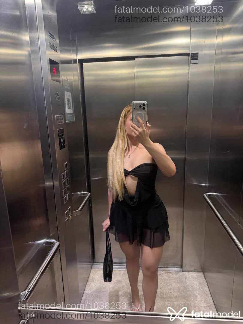 Acompanhante mulher loira (o) de olhos mel - Victtória