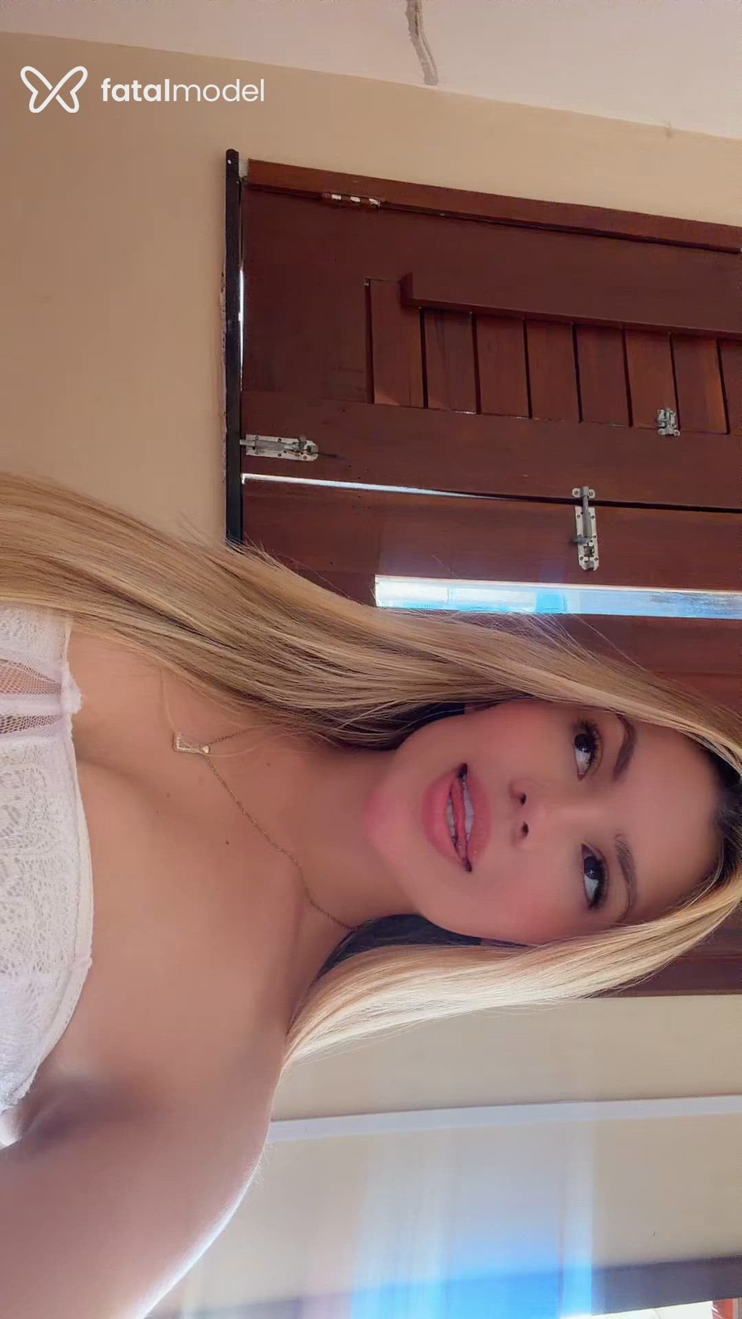 Acompanhante mulher loira (o) de olhos mel - Victtória