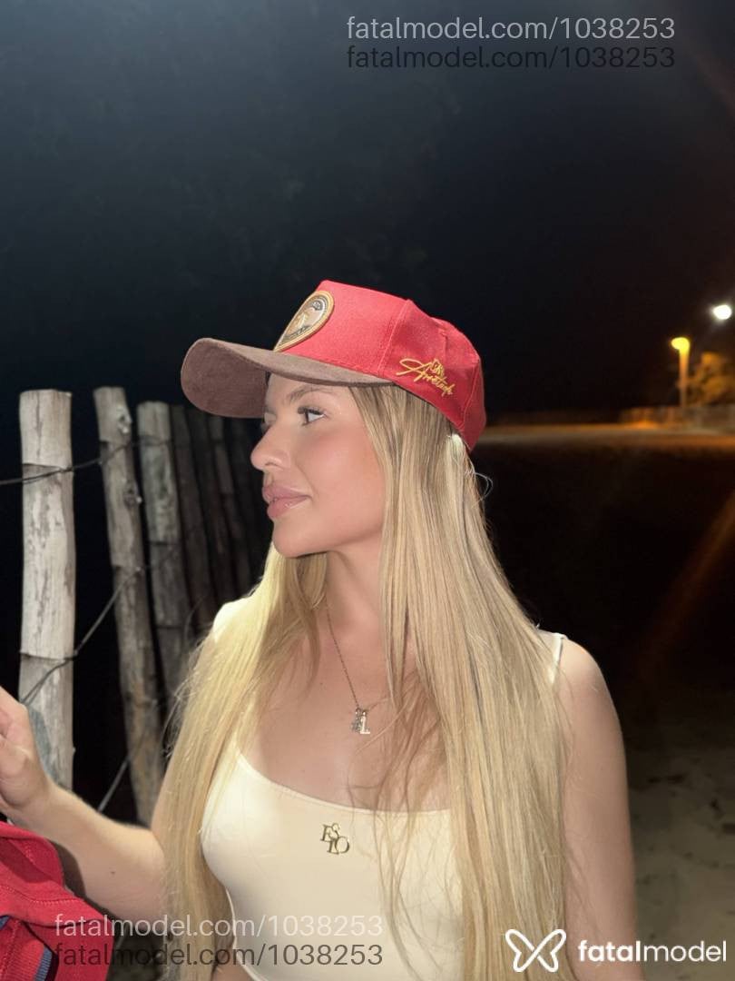 Acompanhante mulher loira (o) de olhos mel - Victtória