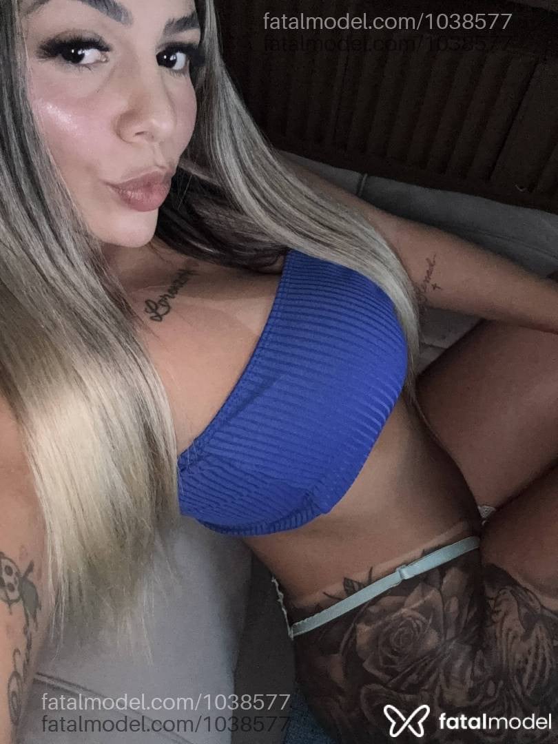 Acompanhante mulher com cabelo colorido de olhos castanhos - Ana Liz