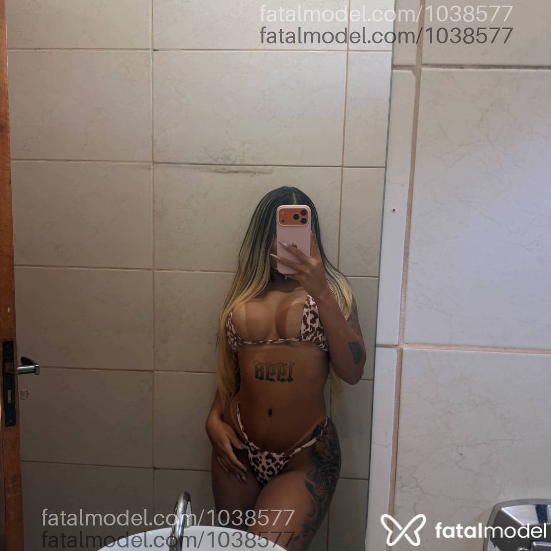 Acompanhante mulher com cabelo colorido de olhos castanhos - Ana Liz