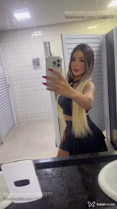 Acompanhante mulher com cabelo colorido de olhos castanhos em Santos Acompanhante mulher com cabelo colorido de olhos castanhos em Santos - Helena