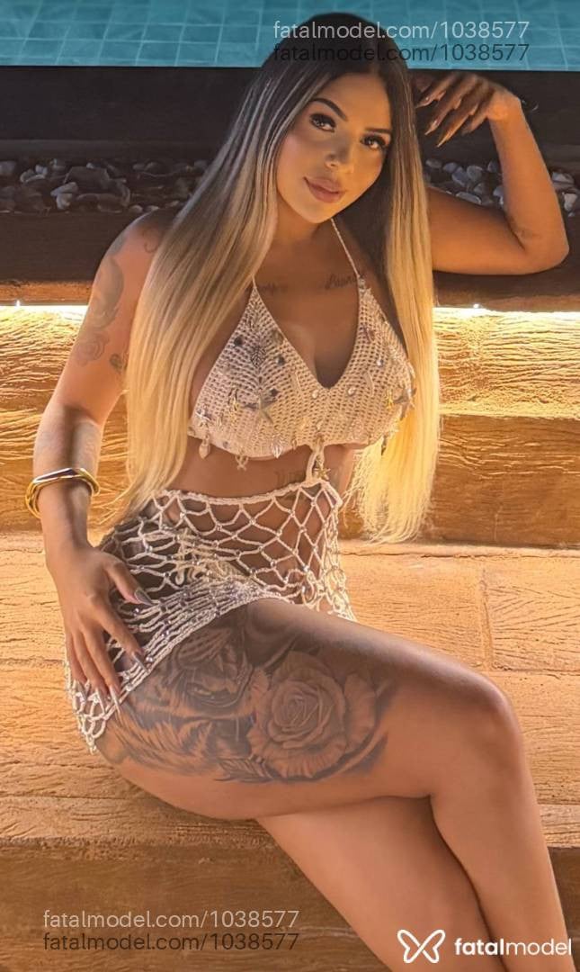 Acompanhante mulher com cabelo colorido de olhos castanhos - Ana Liz