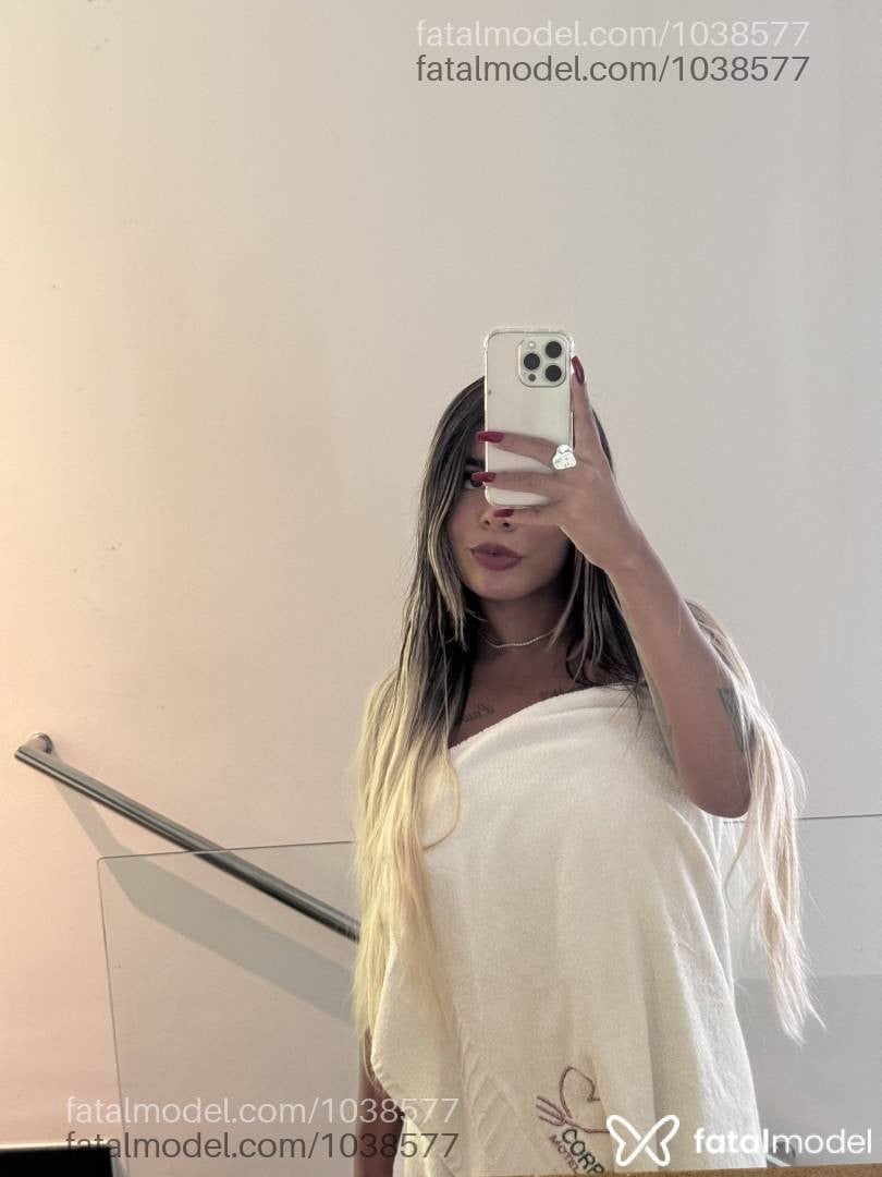 Acompanhante mulher com cabelo colorido de olhos castanhos - Ana Liz