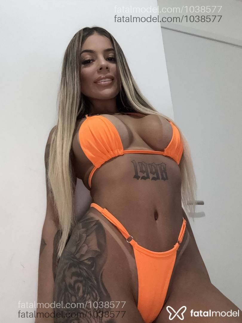 Acompanhante mulher com cabelo colorido de olhos castanhos - Ana Liz