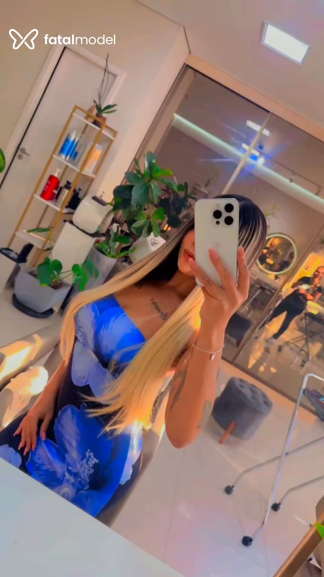 Acompanhante mulher com cabelo colorido de olhos castanhos - Ana Liz