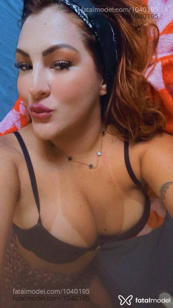 Acompanhante mulher loira (o) de olhos castanhos - Lilíc