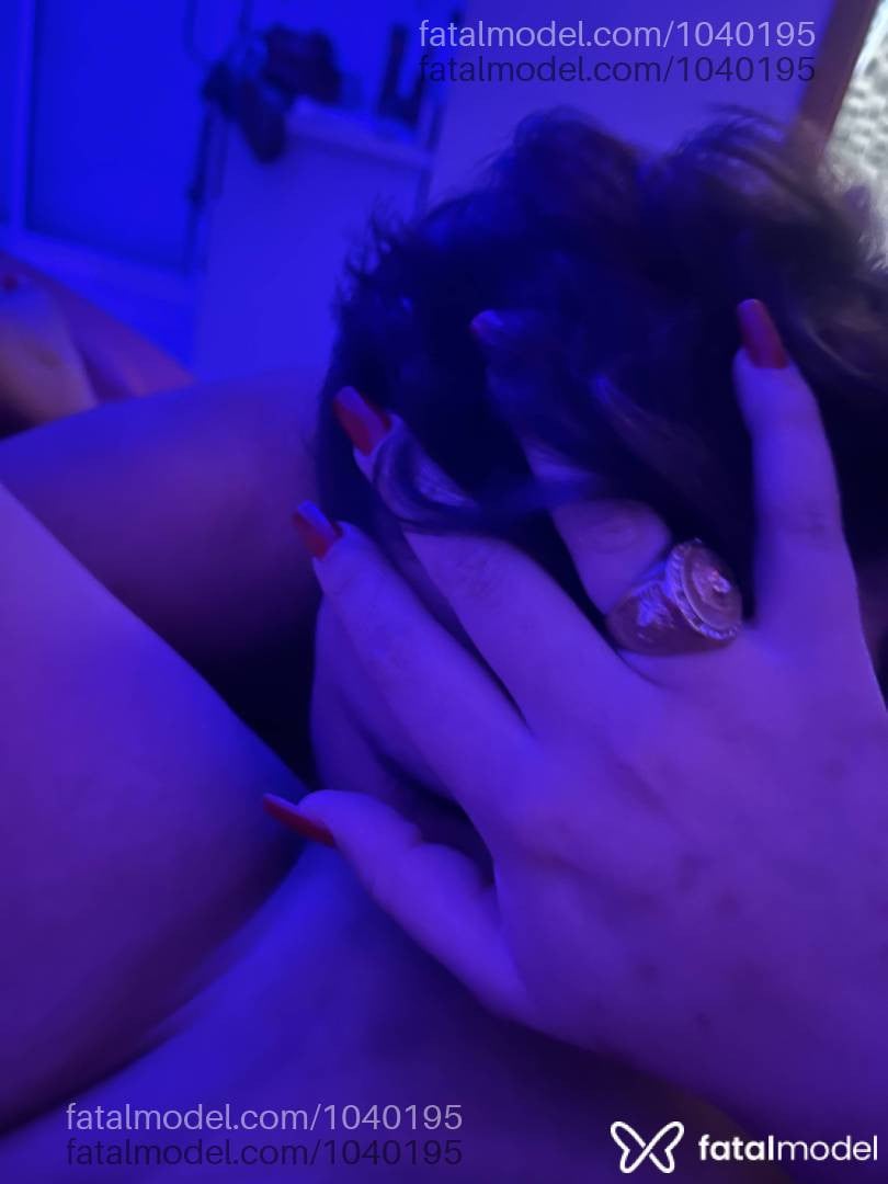 Acompanhante mulher loira (o) de olhos castanhos - Lilíc