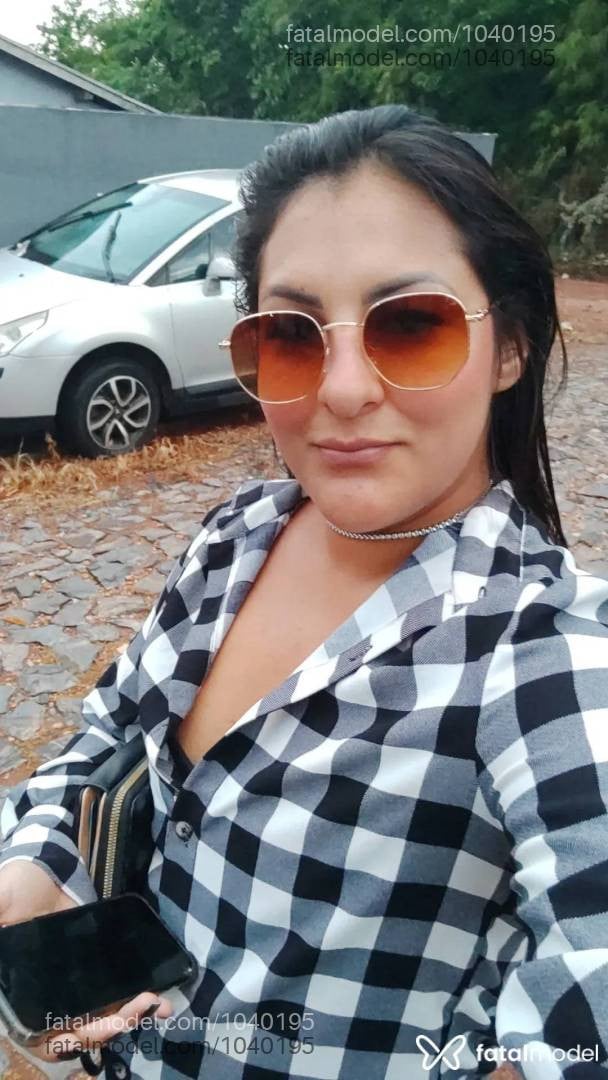 Acompanhante mulher loira (o) de olhos castanhos - Lilíc