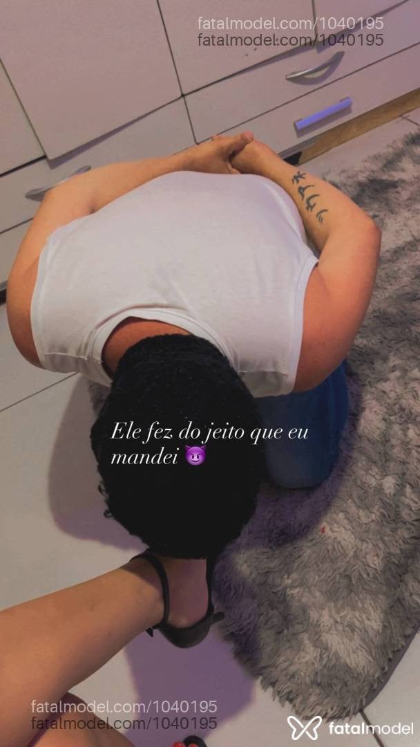 Acompanhante mulher loira (o) de olhos castanhos - Lilíc