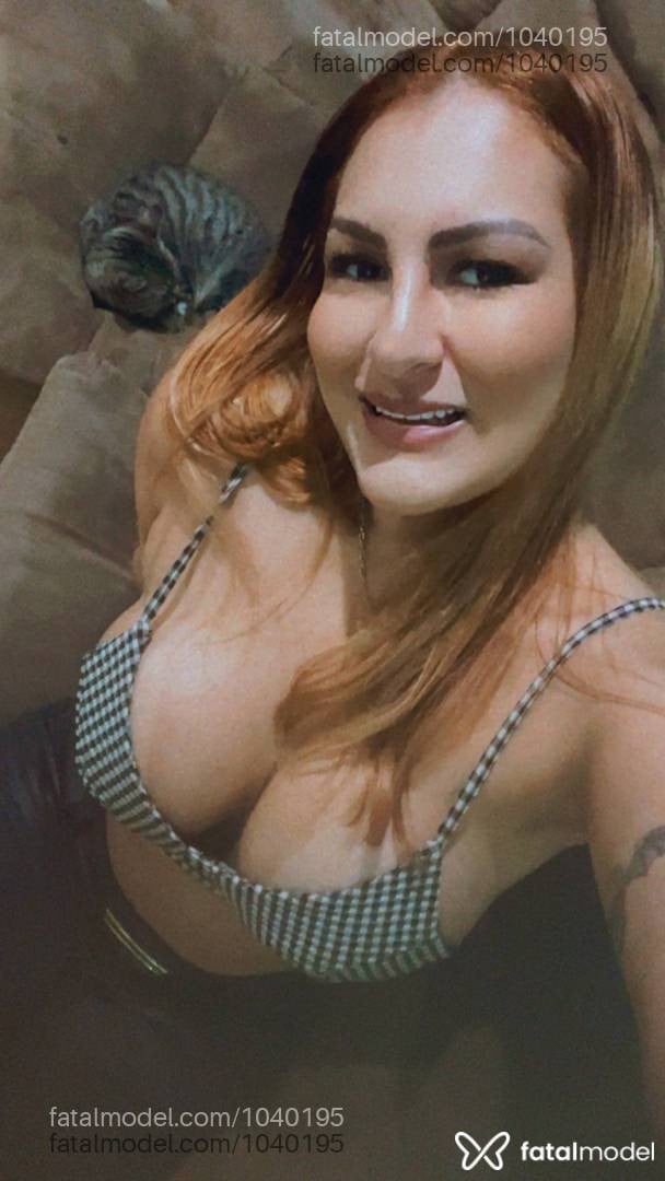 Acompanhante mulher loira (o) de olhos castanhos - Lilíc