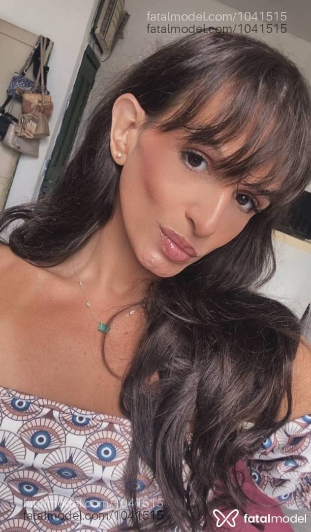 Acompanhante mulher trans com cabelo castanho de olhos pretos - Scarlet