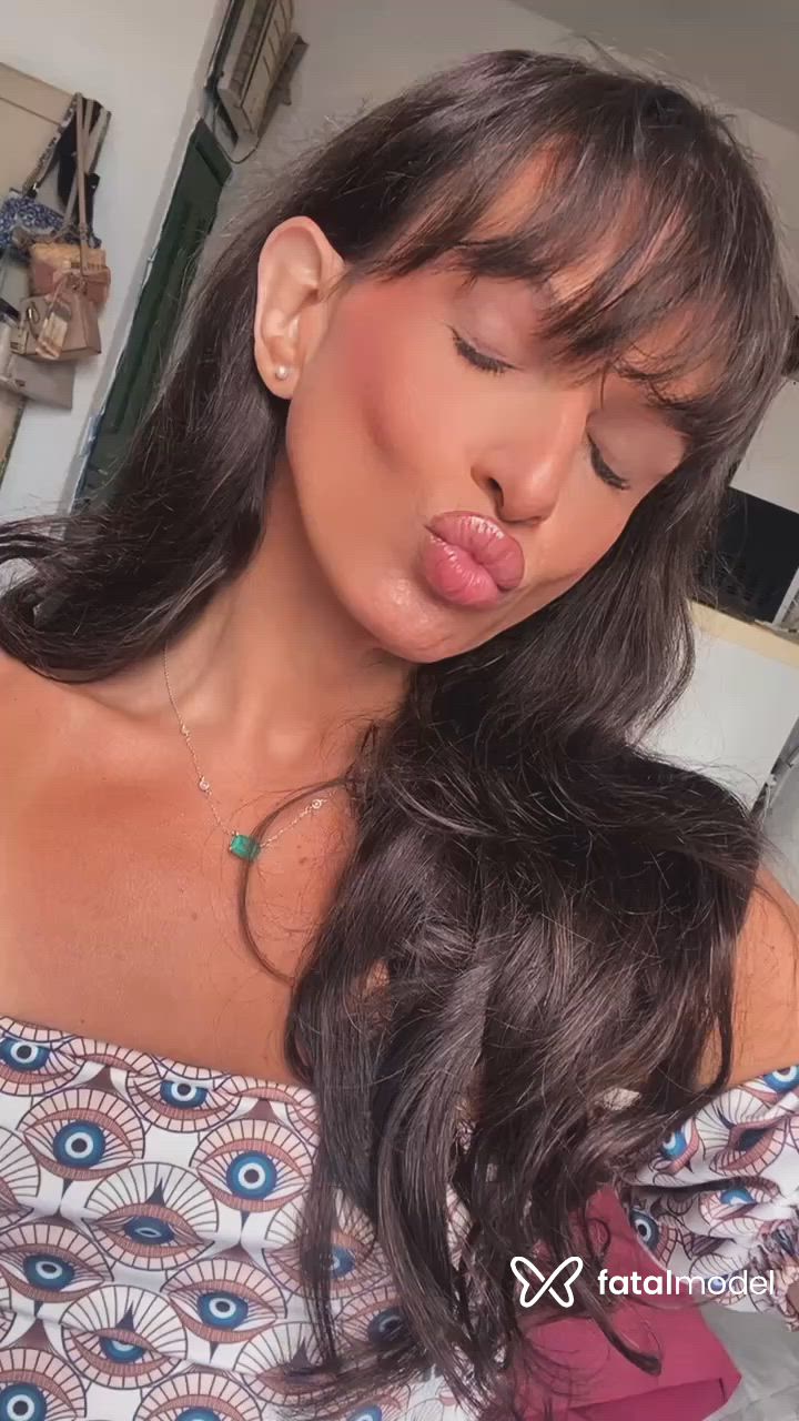 Acompanhante mulher trans com cabelo castanho de olhos pretos - Scarlet
