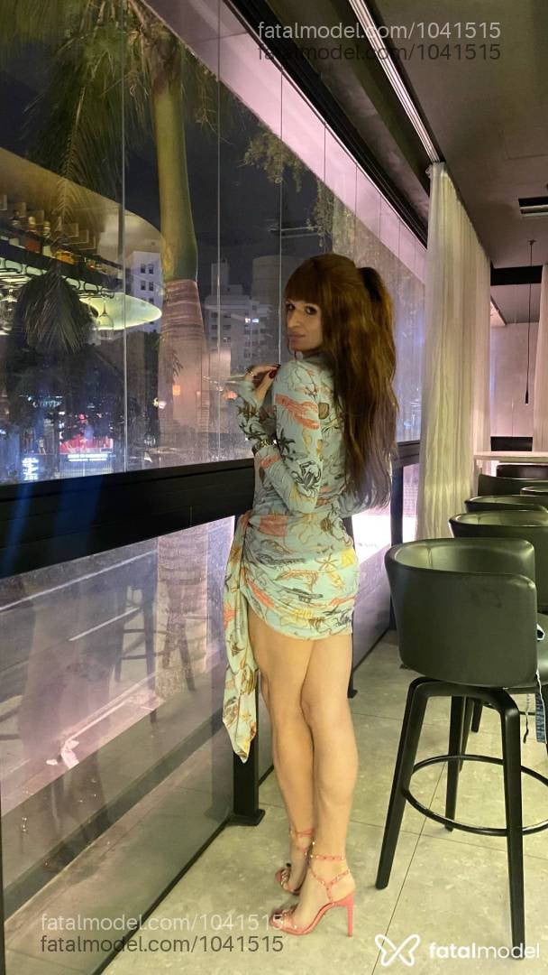Acompanhante mulher trans com cabelo castanho de olhos verdes em Florianópolis - Scarlet