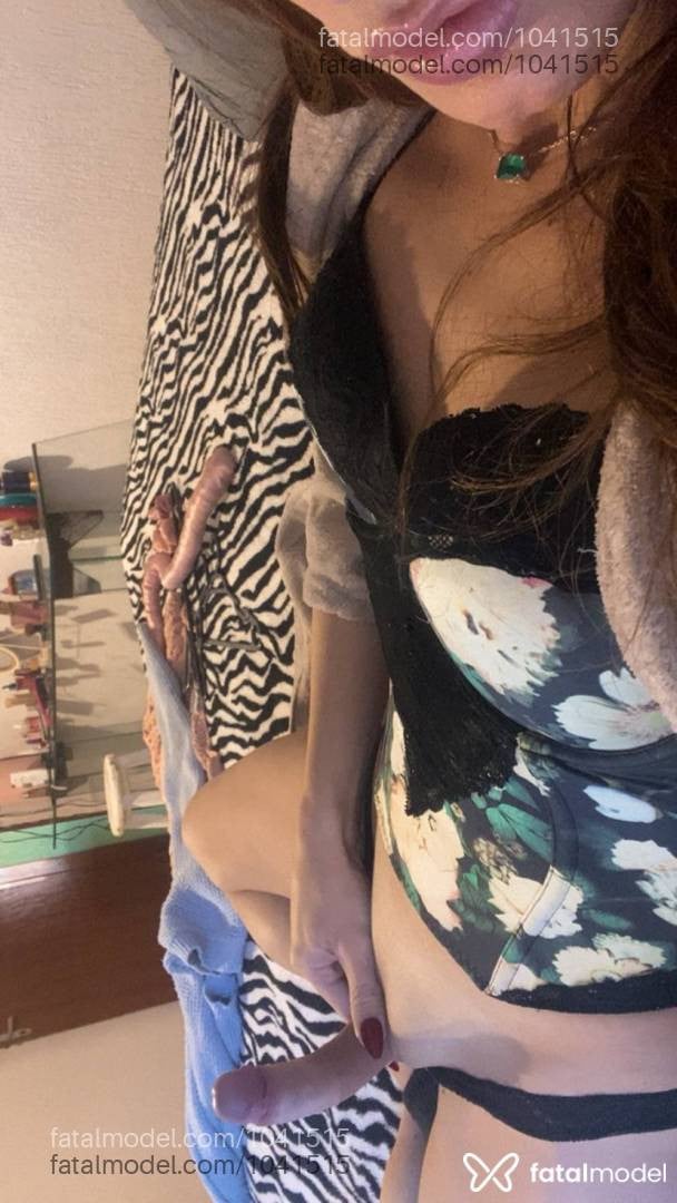 Acompanhante mulher trans com cabelo castanho de olhos verdes em Florianópolis - Scarlet