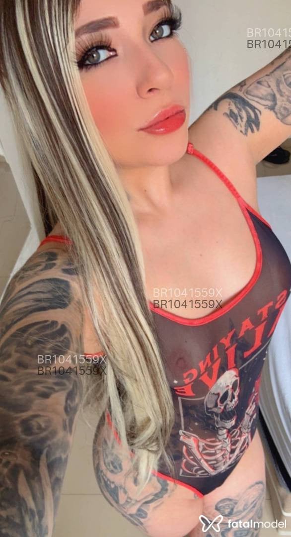 Acompanhante mulher loira (o) de olhos azuis - Sabrina Tattooed