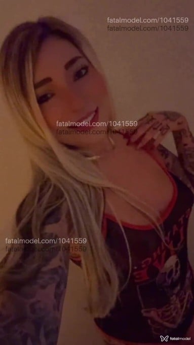 Acompanhante mulher loira (o) de olhos azuis - Sabrina Tattooed